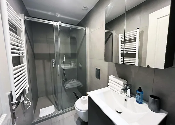 Urban Flat 78 - 3 Bedroom Republique