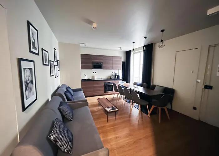Urban Flat 78 - 3 Bedroom Republique