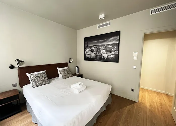 Urban Flat 78 - 3 Bedroom Republique *