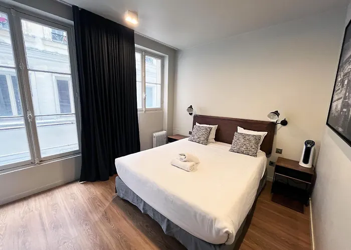 Urban Flat 78 - 3 Bedroom Republique
