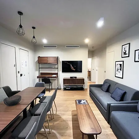 Urban Flat 78 - 3 Bedroom Republique Apartment *