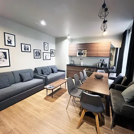 Urban Flat 78 - 3 Bedroom Republique Apartment
